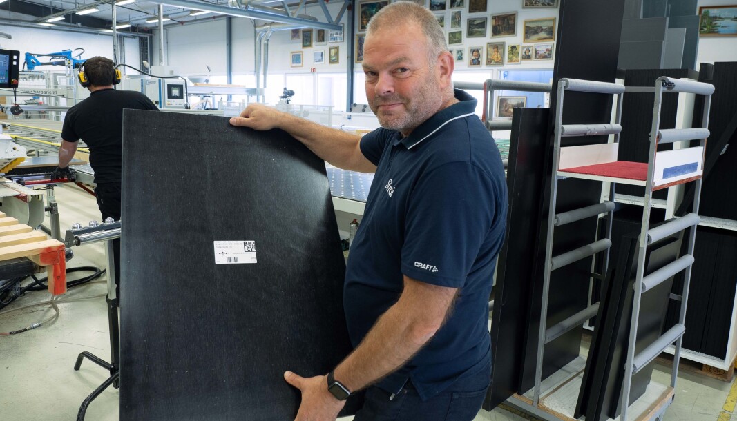 QR-koder og piler sørger for at alt går riktig gjennom produksjonen, viser Bengt Amundsen. QR-koder og piler sørger for at alt går riktig gjennom produksjonen, viser Bengt Amundsen.