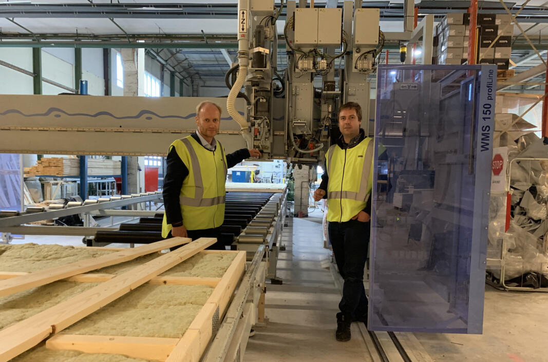 Direktør Rune Johnsen og teknisk sjef Per Gunnar Nordløkken ser nå at investeringene siste tiåret kan gi Støren Treindustri ytterligere fortrinn når et nytt treårig prosjekt for å utvikle konsepter for åtte etasjers bindingsverksbygg, settes i gang. Her foran «en svært avansert hammer». Direktør Rune Johnsen og teknisk sjef Per Gunnar Nordløkken ser nå at investeringene siste tiåret kan gi Støren Treindustri ytterligere fortrinn når et nytt treårig prosjekt for å utvikle konsepter for åtte etasjers bindingsverksbygg, settes i gang. Her foran «en svært avansert hammer».