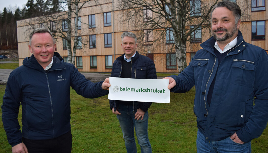 Fra v. styreleder Olav A. Veum i AT Skog, divisjonssjef Moelven Timber, Anders Lindh, og adm.dir. i AT Skog, Anders R. Øynes med Telemarkbrukets nye logo. Fra v. styreleder Olav A. Veum i AT Skog, divisjonssjef Moelven Timber, Anders Lindh, og adm.dir. i AT Skog, Anders R. Øynes med Telemarkbrukets nye logo.