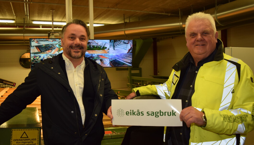 Fra venstre: Anders R. Øynes, administrerende direktør i AT Skog, og John Anker Telhaug, daglig leder i Eikås sagbruk Fra venstre: Anders R. Øynes, administrerende direktør i AT Skog, og John Anker Telhaug, daglig leder i Eikås sagbruk