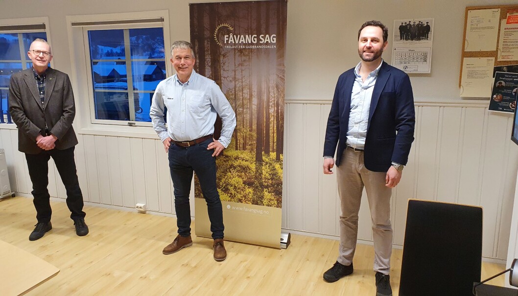 Fra venstre: Jørn Nørstelien, administrerende direktør i Gausdal Bruvoll, Rune Voldsrud, daglig leder i Fåvang Sag og Einar Smidesang, tidligere eier av Fåvang Sag. Fra venstre: Jørn Nørstelien, administrerende direktør i Gausdal Bruvoll, Rune Voldsrud, daglig leder i Fåvang Sag og Einar Smidesang, tidligere eier av Fåvang Sag.