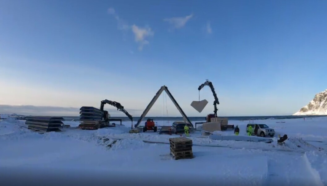Elementene heises trygt og raskt på plass på den ferdige ringmuren mot svillene og festes mot hverandre i toppen. Elementene heises trygt og raskt på plass på den ferdige ringmuren mot svillene og festes mot hverandre i toppen.