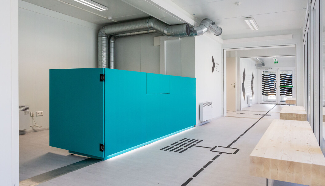 <span class="font-weight-bold" data-lab-font_weight_desktop="font-weight-bold">Resepsjonsområde: </span>Servicebygget er et containerbygg i to etasjer, hvor man blant annet finner inngangsparti med resepsjon. <span class="font-weight-bold" data-lab-font_weight_desktop="font-weight-bold">Resepsjonsområde: </span>Servicebygget er et containerbygg i to etasjer, hvor man blant annet finner inngangsparti med resepsjon.