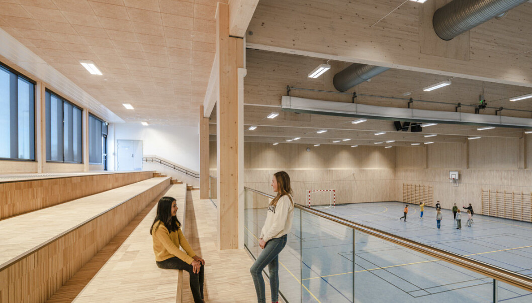 Skolen har mye synlig massivtre. Skolen har mye synlig massivtre.