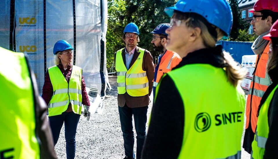 Det er mange krav og regler å forholde seg til når man skal bygge. Det er mange krav og regler å forholde seg til når man skal bygge.
