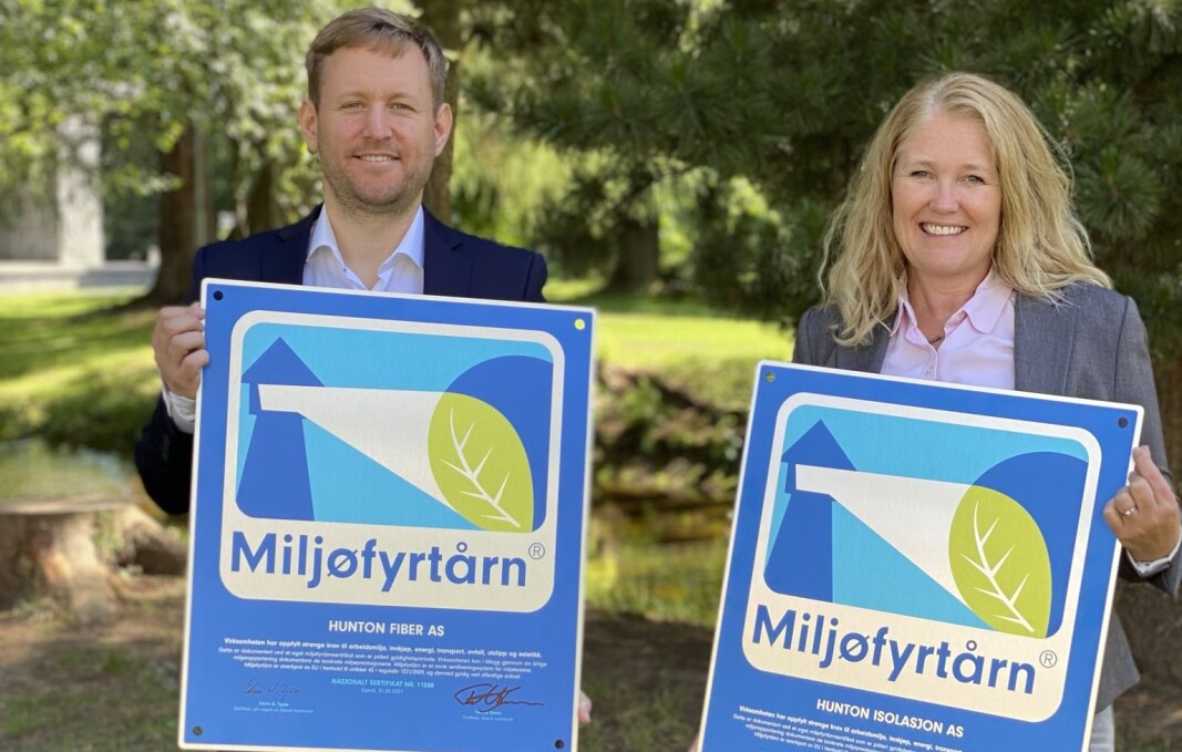 Miljørådgiver Frode Pålsrud og HMS- og kvalitetssjef Vera Sjørli Hestnes med Miljøfyrtårn-sertifikatene. Miljørådgiver Frode Pålsrud og HMS- og kvalitetssjef Vera Sjørli Hestnes med Miljøfyrtårn-sertifikatene.