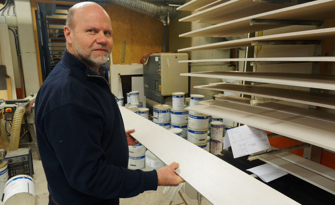 Fra en hel plate går inn i produksjonen til den kommer ut som ferdige lister med tre strøk maling, tar det 42 minutter, forteller Kjetil Thoresen. Fra en hel plate går inn i produksjonen til den kommer ut som ferdige lister med tre strøk maling, tar det 42 minutter, forteller Kjetil Thoresen.