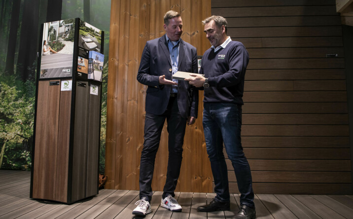 – Etterspørselen etter mer eksklusive og bærekraftige terrassebord har økt mye de siste årene, sier Lars Kvæstad i Fritzøe Engros (t.h) og Rune Kjølberg hos Maxbo.