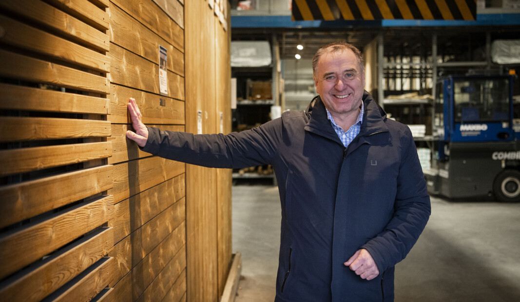 Nå setter Christer Brevik, kategoridirektør hos Maxbo, ned prisene med opp til ti prosent på trevirke. Nå setter Christer Brevik, kategoridirektør hos Maxbo, ned prisene med opp til ti prosent på trevirke.