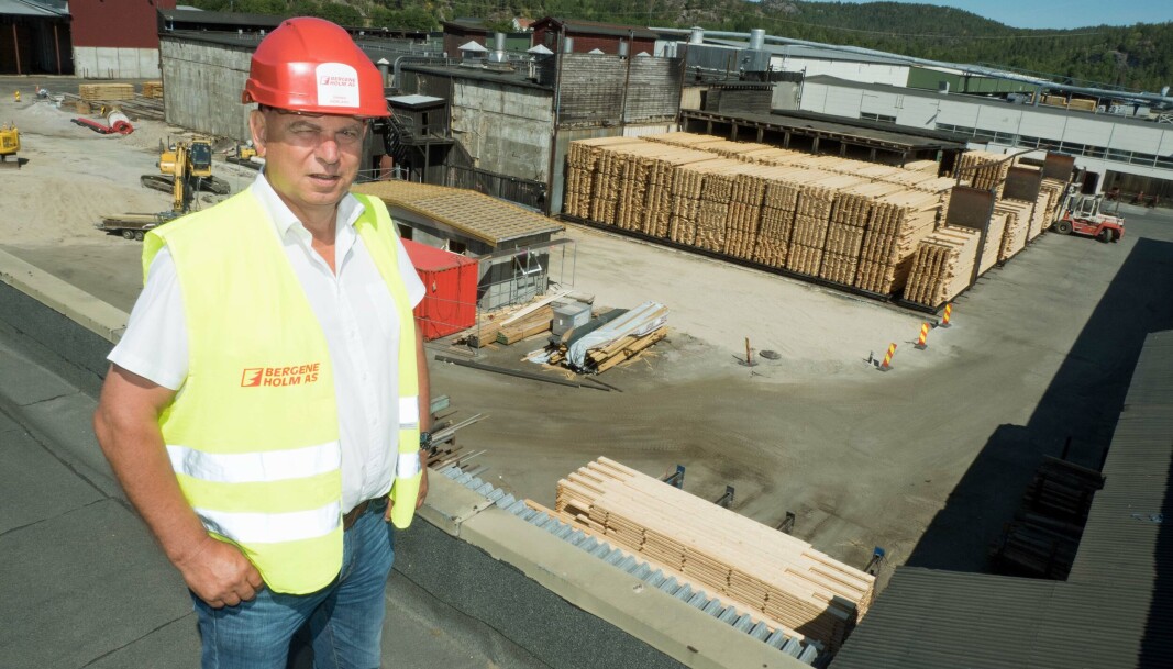 Bergene Holm Nidarå fortsetter å investere i tørker – på dette arkivbildet viser fabrikkdirektør Johan Mørland frem byggeplassen der det ble gjort klart til ny kanaltørke i 2018. Bergene Holm Nidarå fortsetter å investere i tørker – på dette arkivbildet viser fabrikkdirektør Johan Mørland frem byggeplassen der det ble gjort klart til ny kanaltørke i 2018.