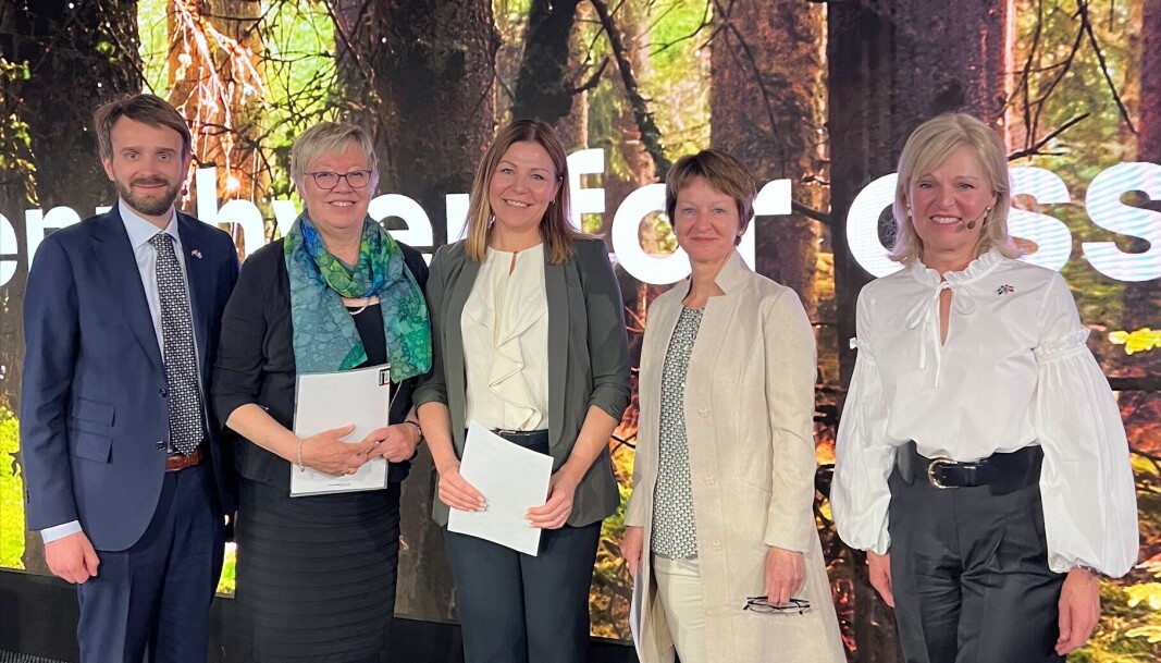 Klyngene skrev under med norsk og svenske ministre tilstede. Her er klyngelederne sammen med næringsminister Jan Christian Vestre og hans svenske kollega Anna Hallberg. Klyngene skrev under med norsk og svenske ministre tilstede. Her er klyngelederne sammen med næringsminister Jan Christian Vestre og hans svenske kollega Anna Hallberg.