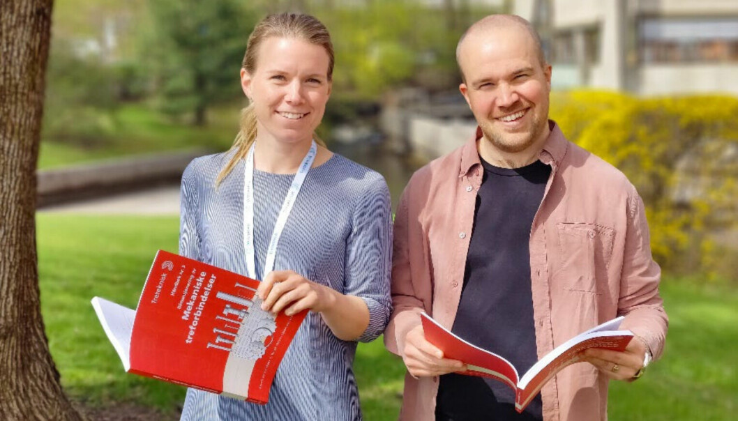 To av forfatterne av siste utgave. Fra venstre: Stine Lønbro Bertelsen og Andreas Stenstad, begge ansatt i Treteknisk.