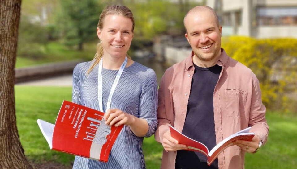 To av forfatterne av siste utgave. Fra venstre: Stine Lønbro Bertelsen og Andreas Stenstad, begge ansatt i Treteknisk. To av forfatterne av siste utgave. Fra venstre: Stine Lønbro Bertelsen og Andreas Stenstad, begge ansatt i Treteknisk.