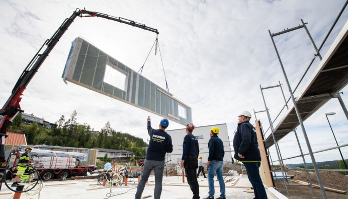 Kenneth Kvebek fra Maxbo Proff, Roy Veiby og Øyvind Ransberg fra Spire Bolig og Odd Henning Rikenberg fra Maxbo Bjørkelangen ser på mens elementene løftes på plass på byggetomten. Kenneth Kvebek fra Maxbo Proff, Roy Veiby og Øyvind Ransberg fra Spire Bolig og Odd Henning Rikenberg fra Maxbo Bjørkelangen ser på mens elementene løftes på plass på byggetomten.