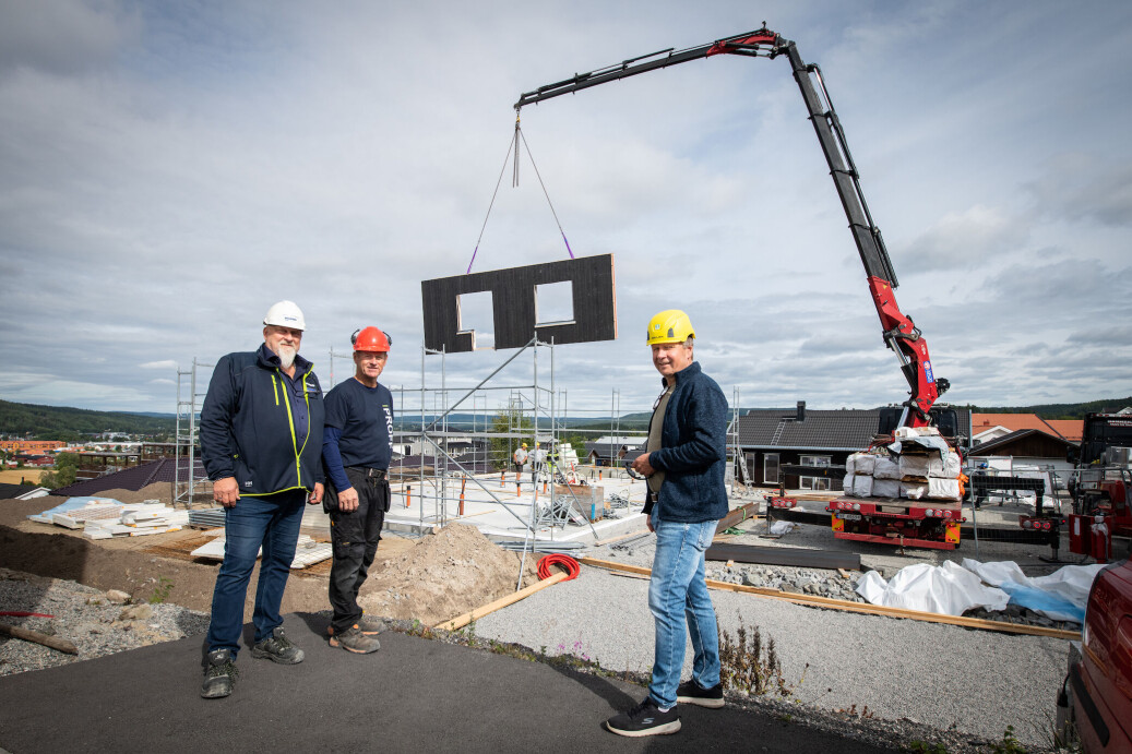 Odd Henning Rikenberg fra Maxbo Bjørkelangen og Roy Veiby og Øyvind Ransberg fra Spire Bolig var svært fornøyde da den første Maxbo-huset ble løftet på plass på tomten i Bjørkelangen. Odd Henning Rikenberg fra Maxbo Bjørkelangen og Roy Veiby og Øyvind Ransberg fra Spire Bolig var svært fornøyde da den første Maxbo-huset ble løftet på plass på tomten i Bjørkelangen.