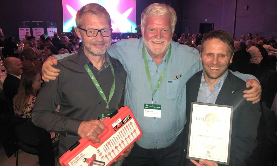 Møbelsnekkerne Lian & Lian AS ble vinneren av den nyopprettede prisen for «Årets lærebedrift» i norsk trevarebransje. Her representert av Dag Johansen (t.v), Torbjørn Lian og Knut Andreas Lien.