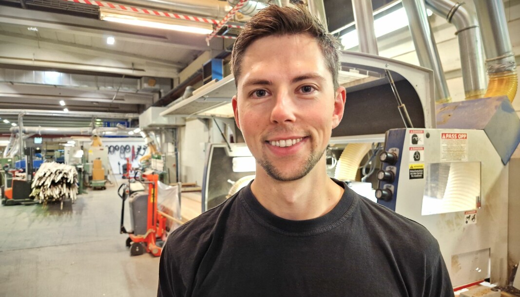 Steven Fagerbæk Guldstrand (27) har gått hele lærlingeløpet ved Svarstad Treindustri AS, og i vår begynte han som produksjonssjef ved bedriften.