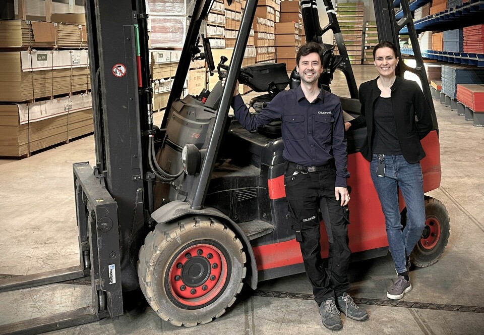 Erik Bohman og Henriette Bohman Lillebekk foran en gaffeltruck på et lager.