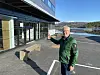 Jan-Arne Finnøy foran den nye proffbutikken på Digernes.